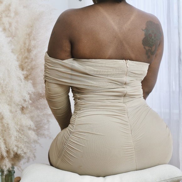 One Sleeve Ruched Midi Split Dress - Picture 5 of 9